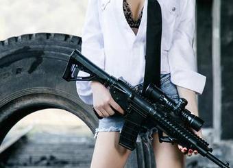 UGirls尤果网 - 穿上游泳圈、摘下包袱，景思晴的泳装套图让你想海边散步！