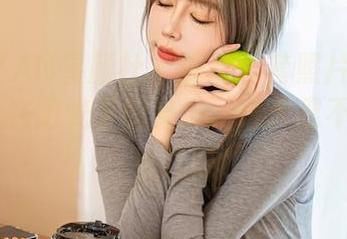 XINGYAN星颜社 - 泳装全套照片：易阳Silvia在阳光下的身影，让人忍不住想多看几眼