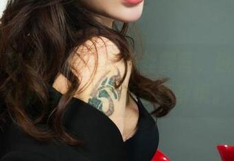 丽柜 - 随着Vicky的香丝露营，进入一个让你目不转睛的写真奇境。