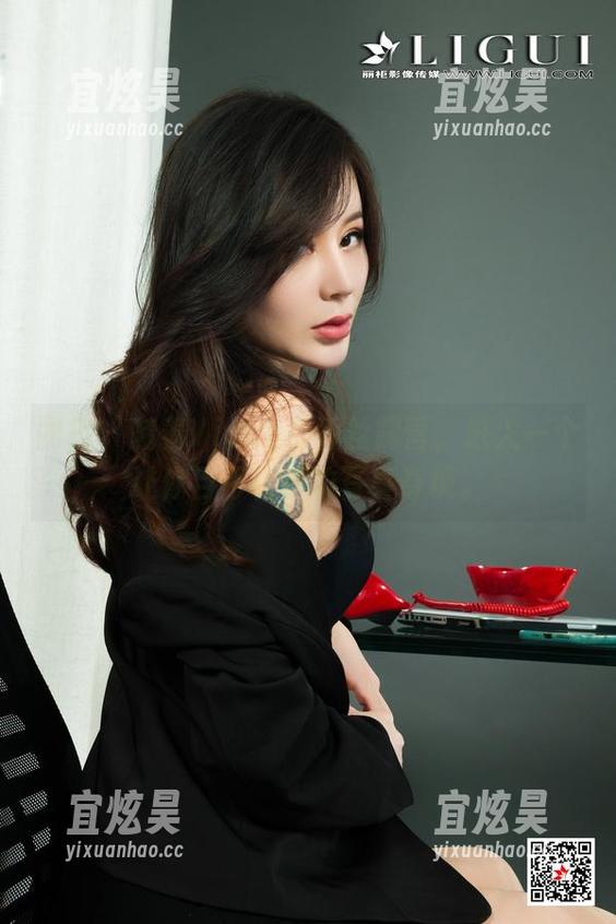 丽柜-Vicky 丽柜 - 随着Vicky的香丝露营,进入一个让你目不转睛的写真奇境。
