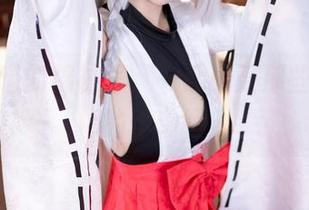 在九柒喵的棉袜里，一起感受那些写真里的悸动吧