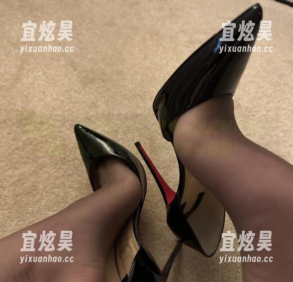 保守的二舅妈 微密圈 - 跟随保守的二舅妈一起揭秘红丝白袜:原图真实感,更新继续偶遇!