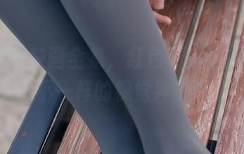 下载兔玩映画全集，红色T恤和白丝带来不一样的视觉冲击！