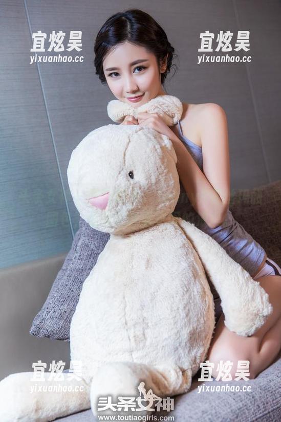 头条女神-JennyR 头条女神 - 迷醉时光:JennyR露丝玛丽图包,仿佛在呼吸之间的浪漫。