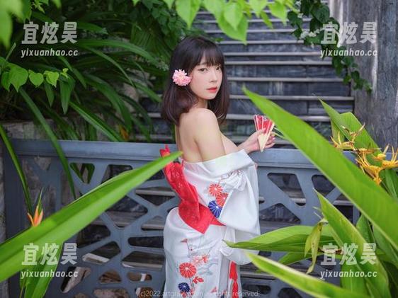 原图大揭秘！姜仁卿(강인경)的白裙子，仿佛藤蔓缠绕着阳光与梦境！