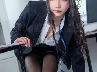 下载抱走莫子aa的写真，感受‘车女郎’的魅力！