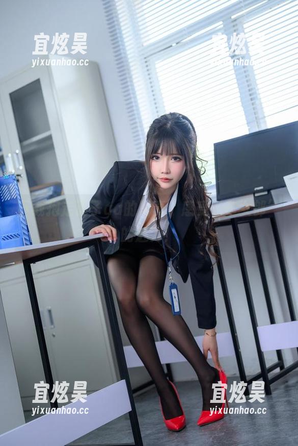 抱走莫子aa 下载抱走莫子aa的写真,感受‘车女郎’的魅力!