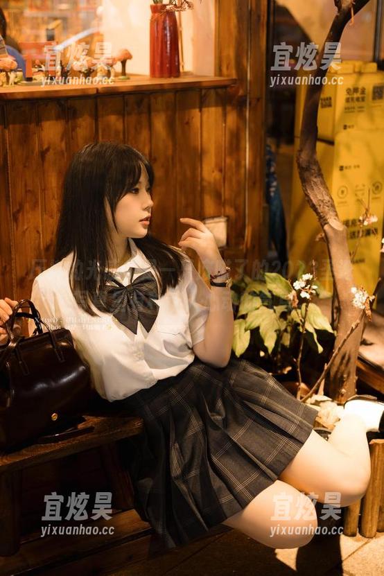 压抑的光感，是一只废喵了的2023圣诞写真里有种让人心动的气息。
