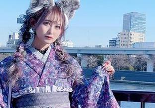 月城委员会短裙私房之旅：让夏日阳光都嫉妒的腿，真是个离开冬天的仙女！