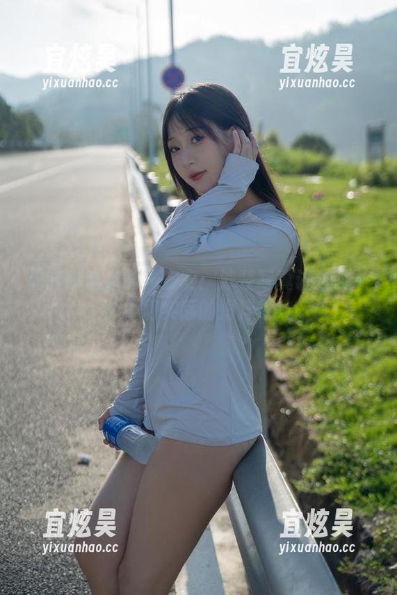 浅安安 假装会游泳的浅安安:泳装写真讲述了一个不切实际的海洋梦!