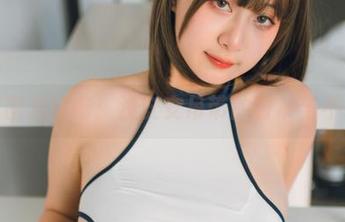 透过图片的窗：浅安安吊带的日常与不平凡