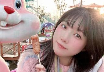 这张白衬衫照简直是炸酱沐沐的"不完全指南"，更多神秘等待探索！原图、图片接招！