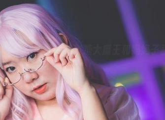 穿越到全套写真中，跟随甜糖大魔王和妈妈子巫女共同冒险！