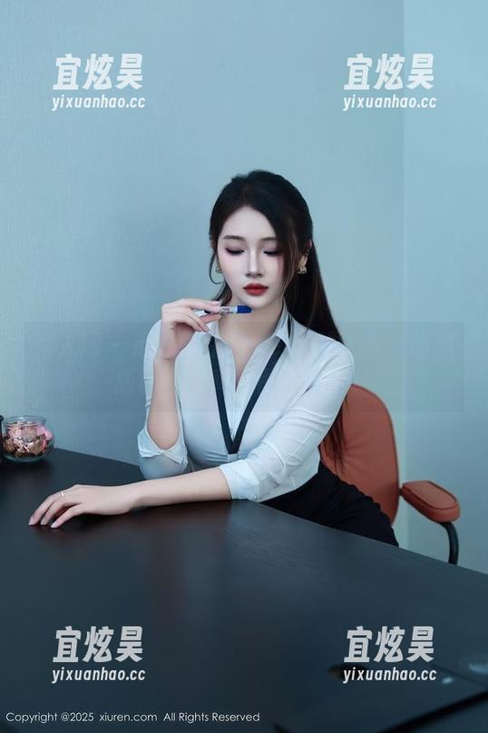 秀人网-娜露Selena 秀人网 - 走进娜露Selena的世界:珍藏版秘书写真原图大公开!