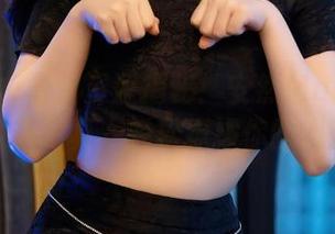 秀人网 - 最新资源揭秘：安然Maleah的校服写真，轻松撩拨你的心弦