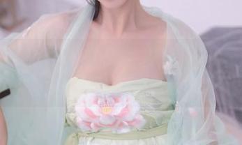 秀人网 - 精选谢小蒽修女图片：每一张都能让人浮想联翩，真是个玩火的女孩。