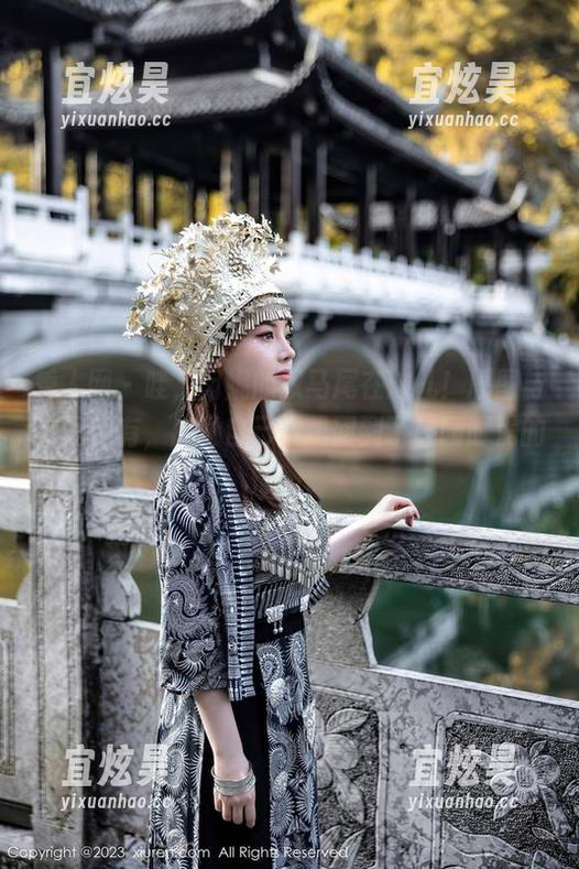 秀人网-闵妮 秀人网 - 哇,闵妮的双马尾在这儿!原图与套图都有,感觉自己像是回到了校园时代的懵懂。