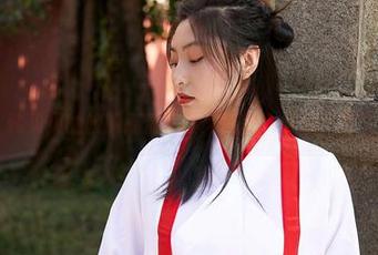 蜜桃社 - 韩贝贝的校服高清写真大揭秘：谁说只要文静就好？