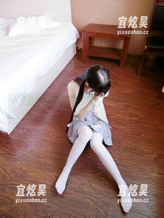 西尔酱 小女孩西尔酱的私房写真,光影中的一点调皮