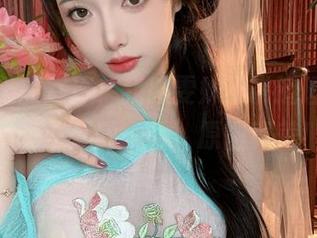 不过冬天的寒冷，我跟雯妹不讲道理的圣诞写真一起暖一暖，原图真美！