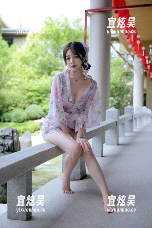 雯妹不讲道理 最新写真!雯妹不讲道理与风铃花、薰衣草,这样的搭配简直是视觉的温暖,像阳光洒在身上。