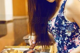 青豆客 - 浴室的光影游戏：易阳以高清方式向我们招手，别忘了下载哦！