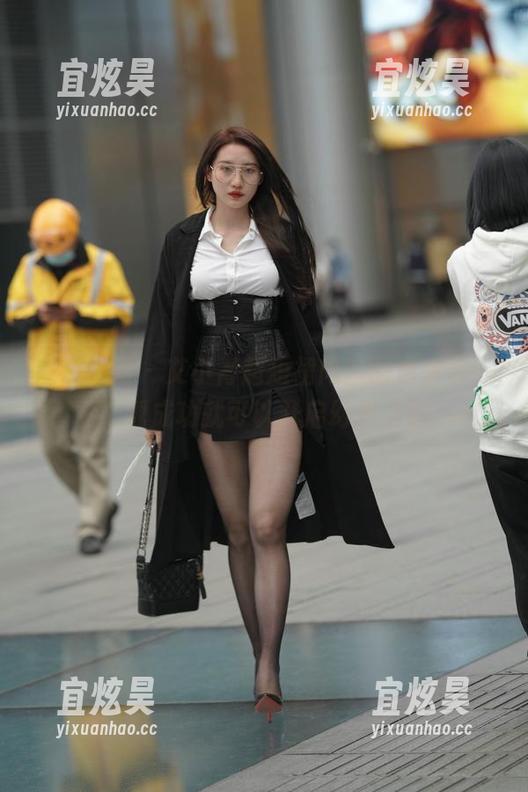 魔镜街拍-艾小青 魔镜街拍 - 艾小青超短裙肉丝图包来袭,下载成功就可以开启幻想之旅