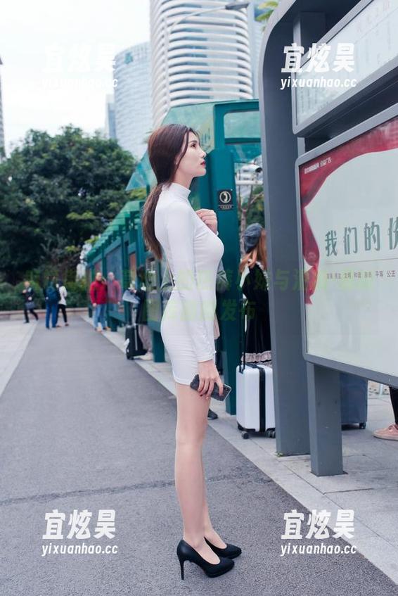魔镜街拍 魔镜街拍:草地上的热裤小妹与滑板-最新图库刚刚发布