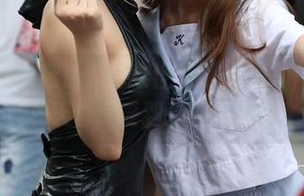魔镜街拍精选：巴黎世家黑丝美女，让你在夏天也感受到冬天的寒意。