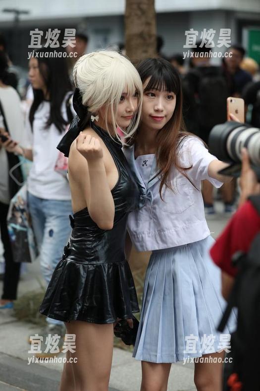 魔镜街拍 魔镜街拍精选:巴黎世家黑丝美女,让你在夏天也感受到冬天的寒意。