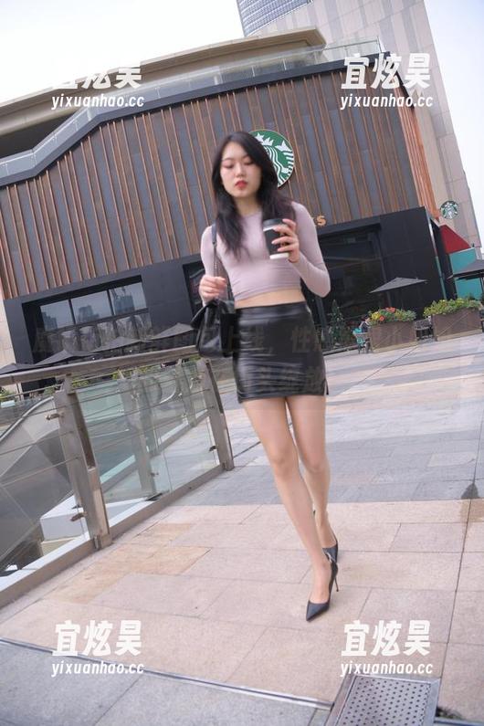 魔镜街拍新鲜图包上线，性感黑裙小姐姐的魅力在街头绽放！